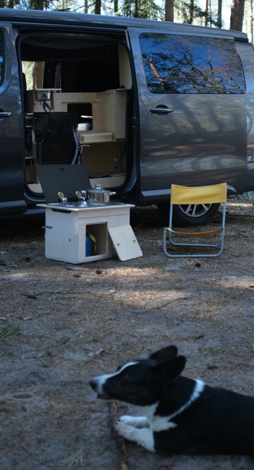 buitenkeuken Peugeot Expert met hond